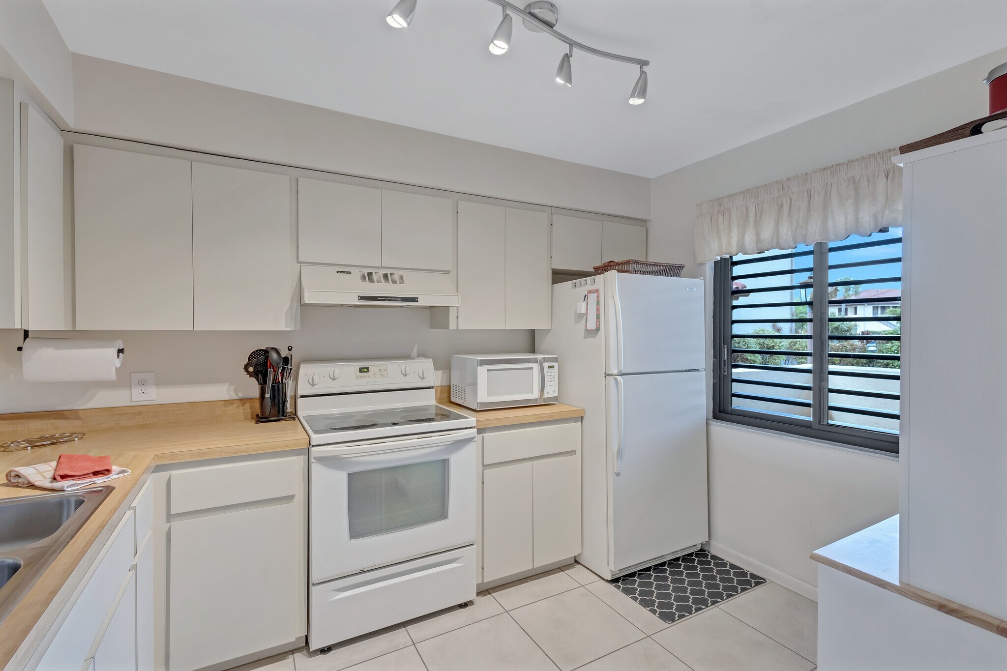 Fully equipped kitchen - 5224 Lake Village Dr