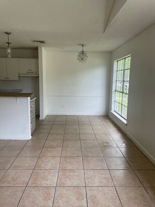 Building Photo - Farley Drive Unit B