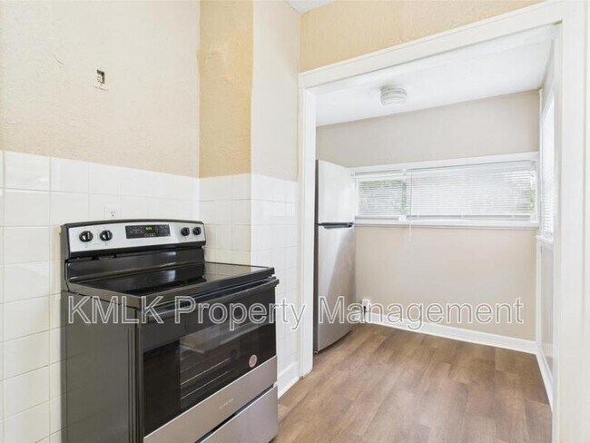 Building Photo - 84 E Mapledale Ave