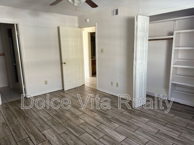 Building Photo - 4105 N 24th Ln