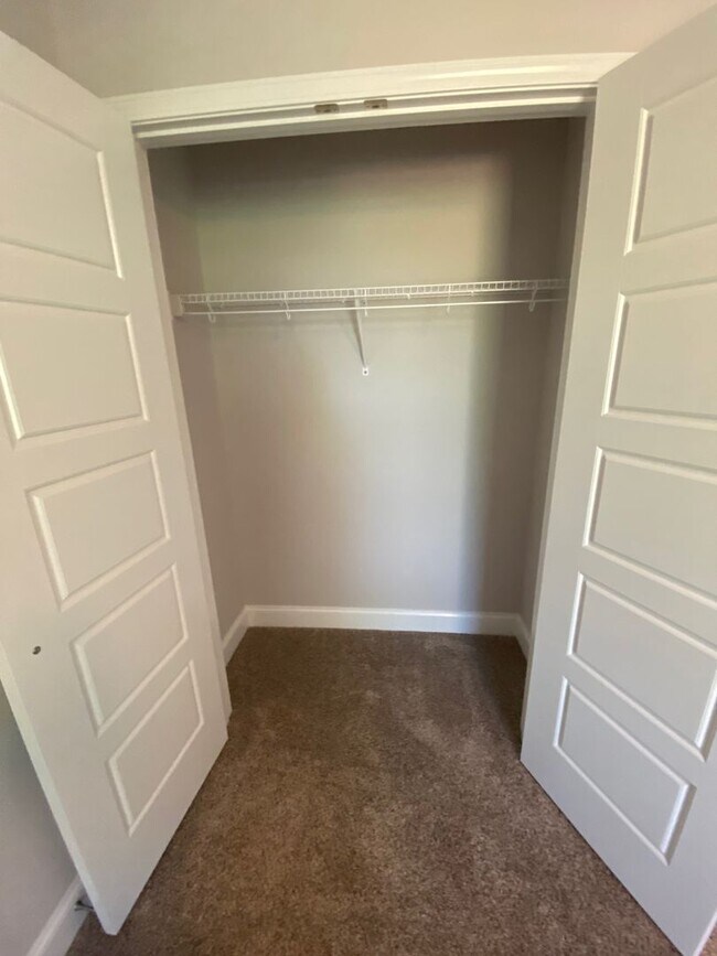 Building Photo - Move in with credit approval