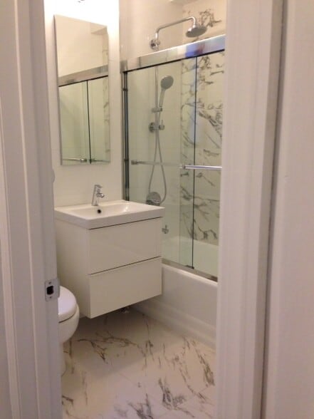 bathroom - 208 E 28th St