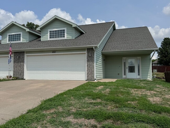 Primary Photo - Large 2 bedroom duplex in Shawnee Heights ...