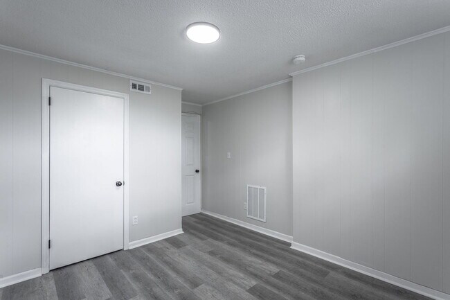 Building Photo - 833 Sylvan Dr