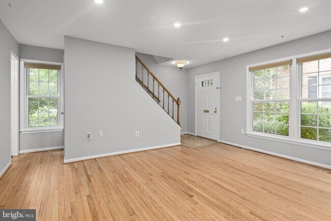 Building Photo - 2514 S Walter Reed Dr