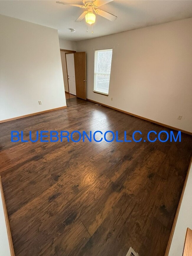 Building Photo - Georgous duplex in Raymore with a lot to offer!