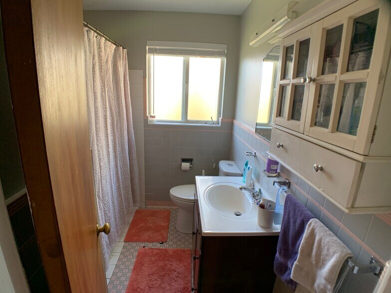 Building Photo - 727 Clermont St