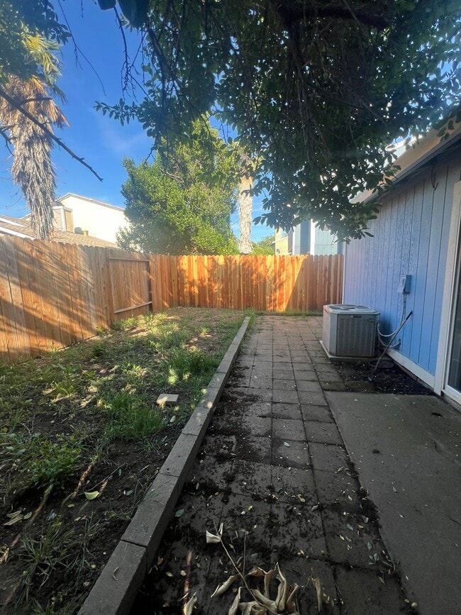 Building Photo - Charming 2-Bedroom, 2-Bath house