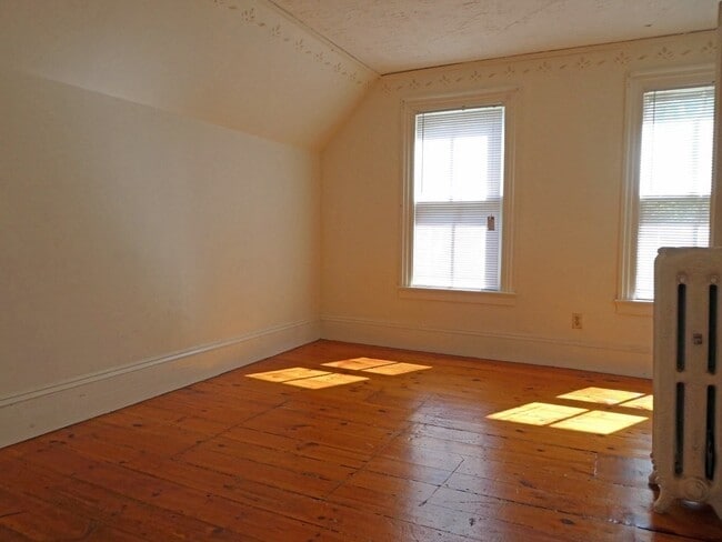 Building Photo - 231 Pleasant St