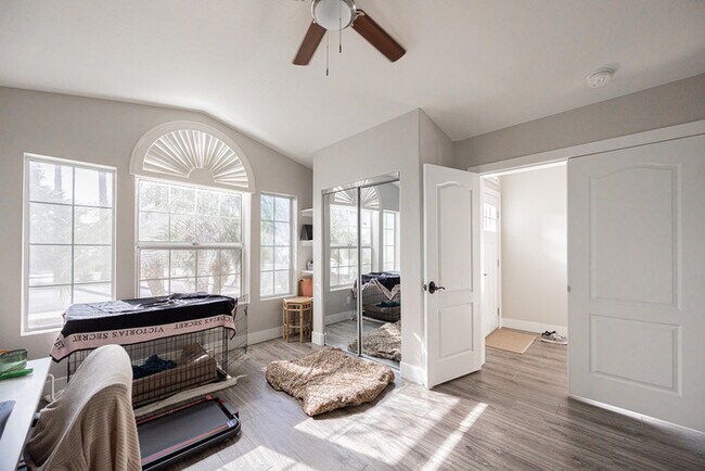 Building Photo - 904 S Dolphin Dr