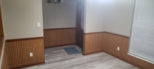 Building Photo - 1107 Davis Dr