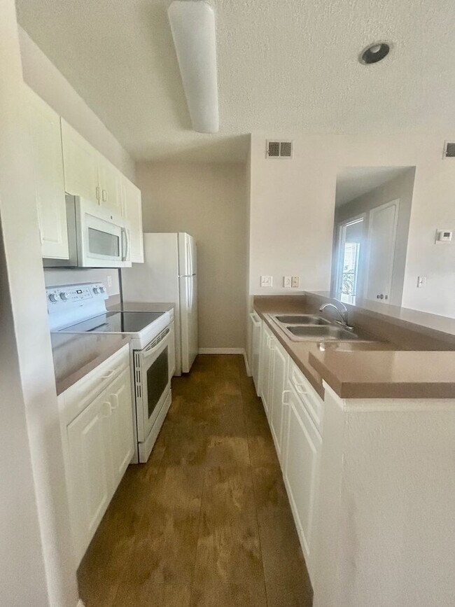 Building Photo - HALF OFF 1ST MONTHS RENT! The Landings 3rd...