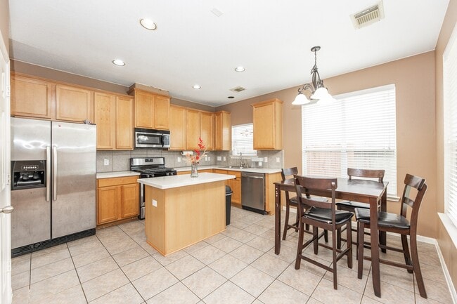 Building Photo - 6451 Applewood Forest Dr