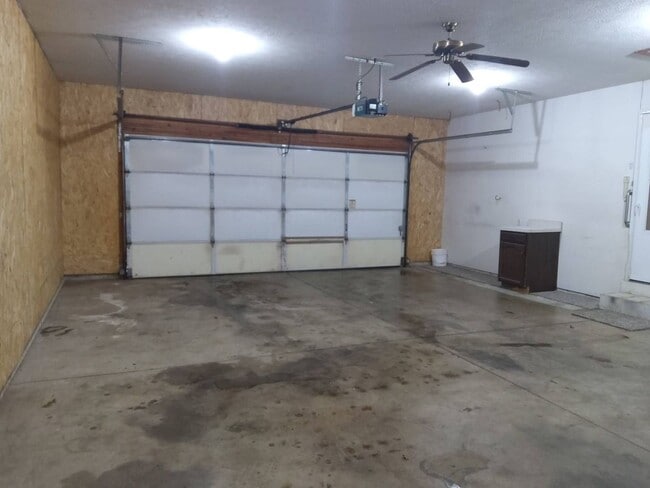 Building Photo - 3 Bedroom 2 Bathroom Home in Goshen!