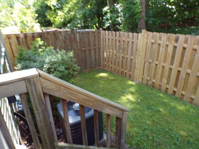 Building Photo - Three Bedroom Townhouse Conveniently Located In Springfield