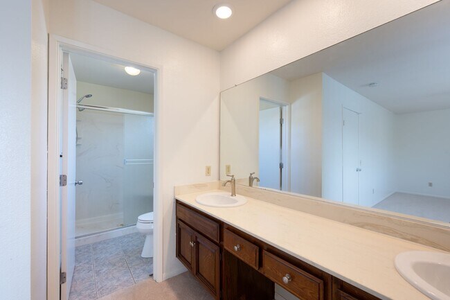Building Photo - Spacious 2 Story House in cul-de-sac with ...