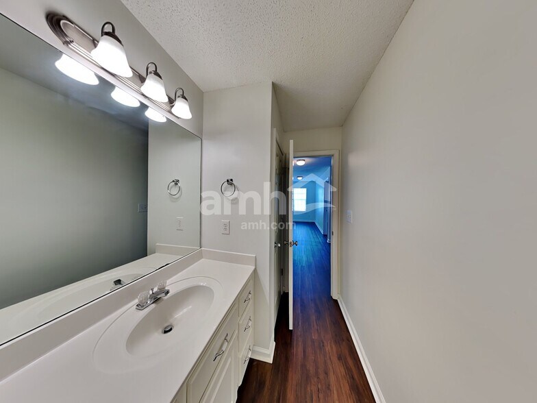 Building Photo - 208 MacKenzie Ct