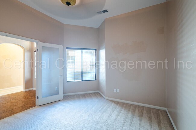 Building Photo - 3 Bedroom/2 Bath Home with an office and paid solar - $2695 per month!