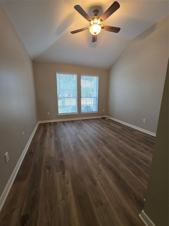 Building Photo - 2219 Lakewind Ln