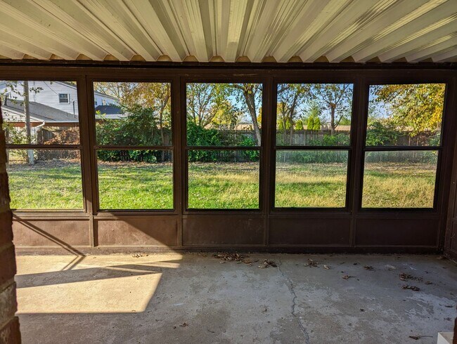 Building Photo - Available NOW - 3 Bed, 1 Bath Spacious Ran...