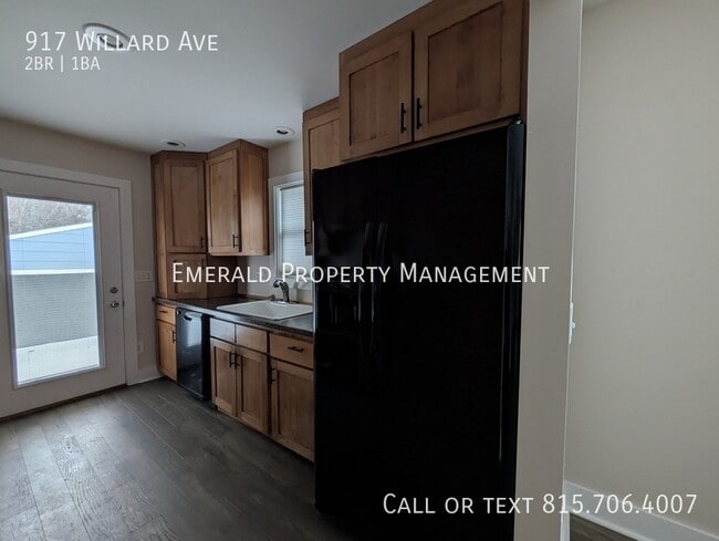 Building Photo - 917 Willard Ave W