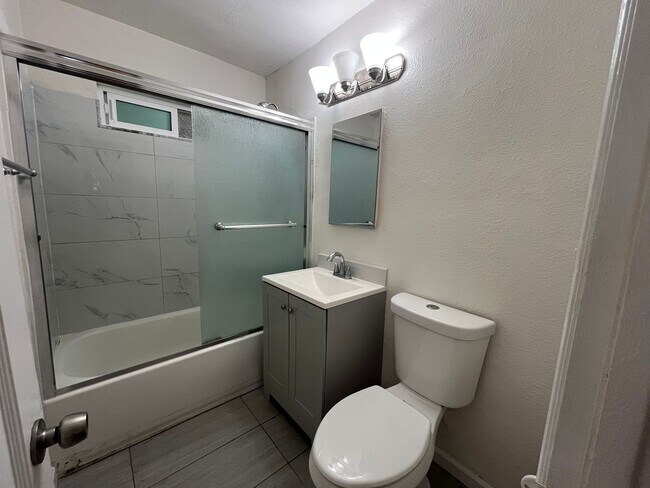 Building Photo - Renovated 1BR Steps to Windansea Beach