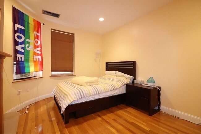 Building Photo - 96 Gainsborough St