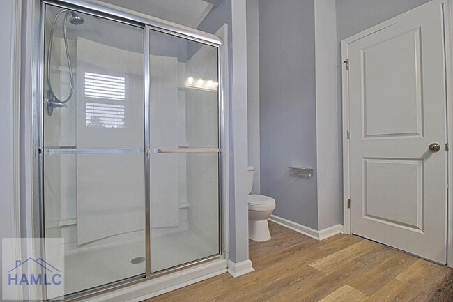 Building Photo - 207 Bender St