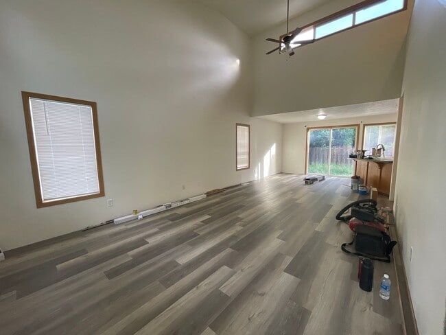 Building Photo - 50% OFF FIRST MONTH'S RENT! 3 Bedroom 2 Bath Renovated House with/ Fenced Backyard on Dead End St...