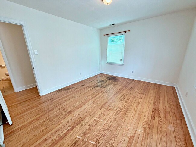 Building Photo - Rancher with Large Back Yard!