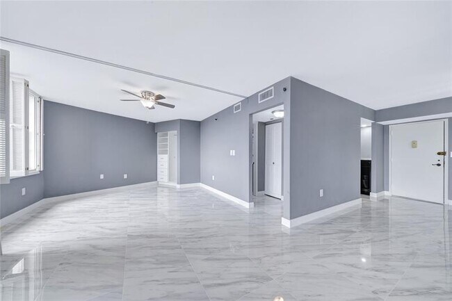 Building Photo - 1100 St Charles Pl