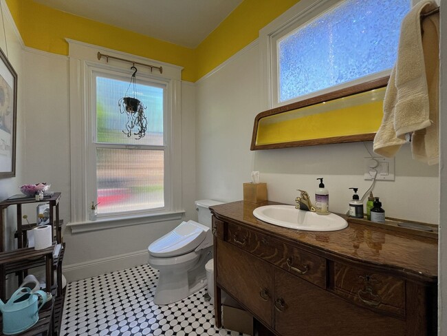 Building Photo - Warm and Welcoming Portland Home with Classic Charm, Modern Kitchen & Outdoor Deck