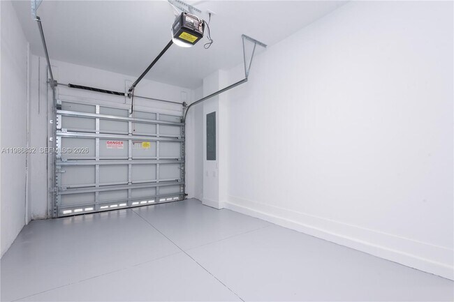 Building Photo - 230 SW 170th Ave