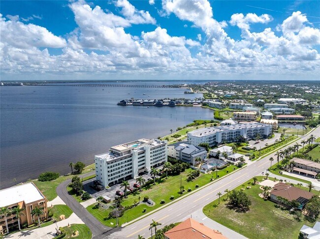 Building Photo - 1500 Park Beach Cir