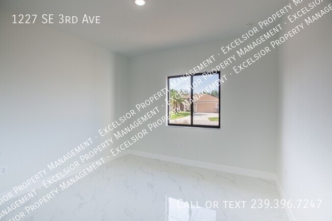 Building Photo - 1227 SE 3rd Ave