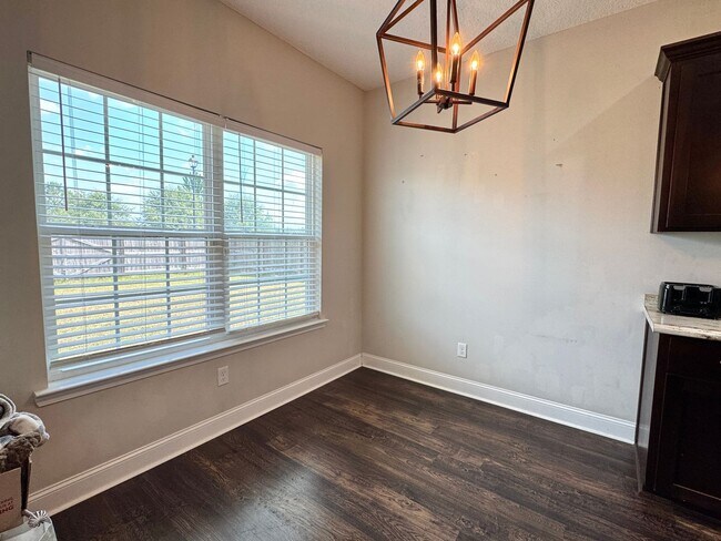 Building Photo - AVAILABLE OCTOBER 2025 [PET FRIENDLY]