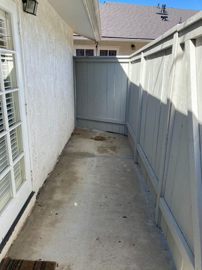 Building Photo - Studio for Rent