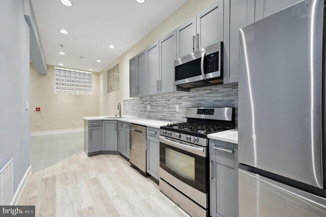 Building Photo - 2024 E Fletcher St