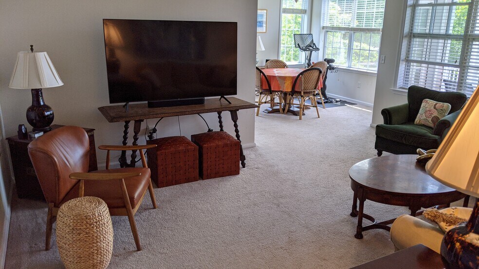 Building Photo - 627 Timberlake Dr