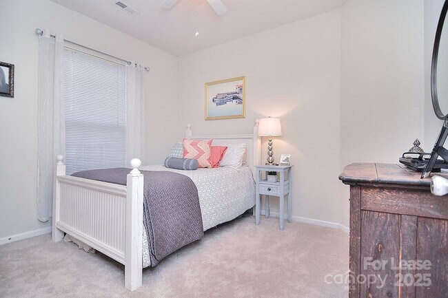 Building Photo - 1116 Sarandon Dr