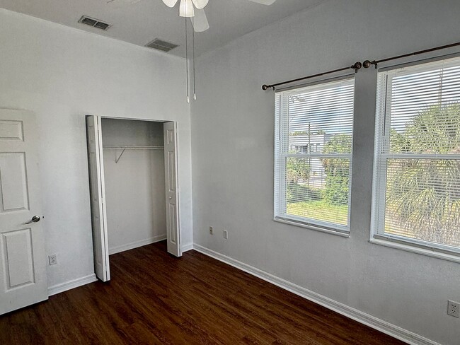 Building Photo - 1808 E Columbus Dr