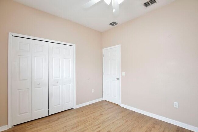 Building Photo - Spacious 4/2 Home with a Large Fenced Backyard and a 2 Car Garage Located in Buena Ventura Lakes ...