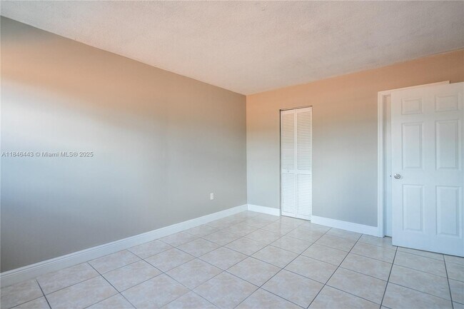 Building Photo - 2150 Bay Dr