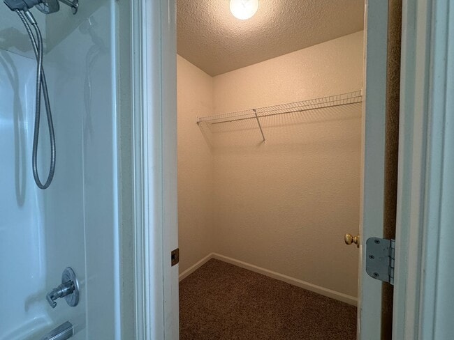 Building Photo - 3 Bed 2 Bath Duplex To Include Single Car ...