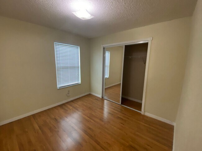 Building Photo - Great 3 Bedroom, 2 Bathroom condo in the V...