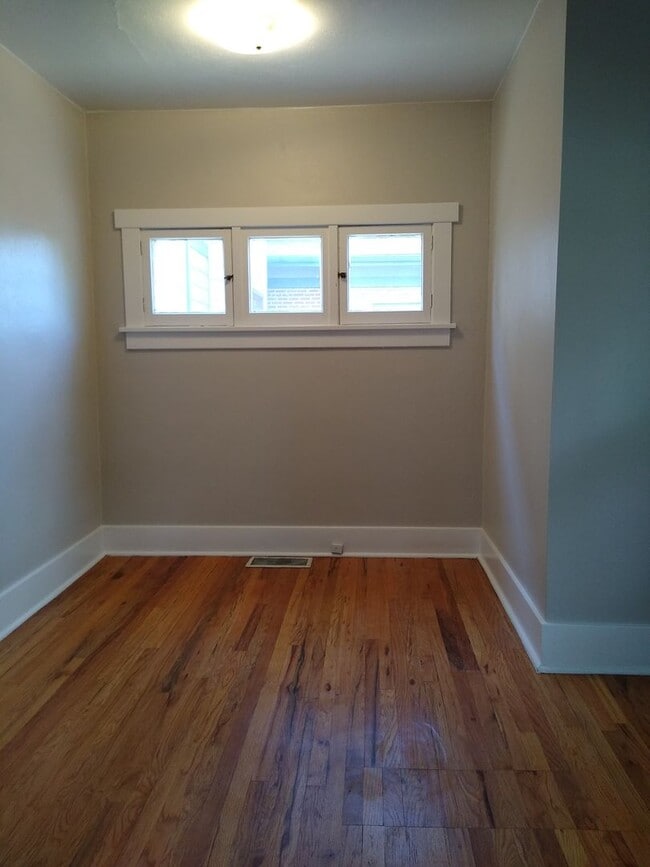 Building Photo - DU Charming 1920's Bungalow 2 Beds 1 Bath  Available Now