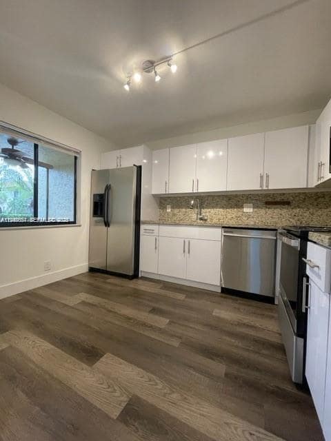 Building Photo - 321 Lakeview Dr