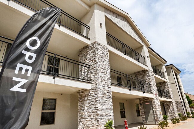 Building Photo - 1st Floor 2 Bed 1 Bath in Hurricane!!