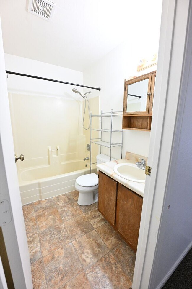 Building Photo - 1103 Broaddus St