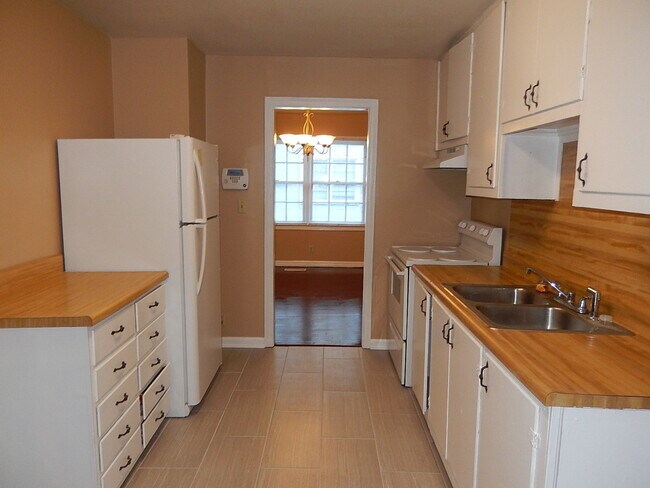 Building Photo - SPACIOUS Quincy 2/1 w/ Wood Floors, All New Windows, New Deck, over 1200 sq ft, & More! $1095/mon...